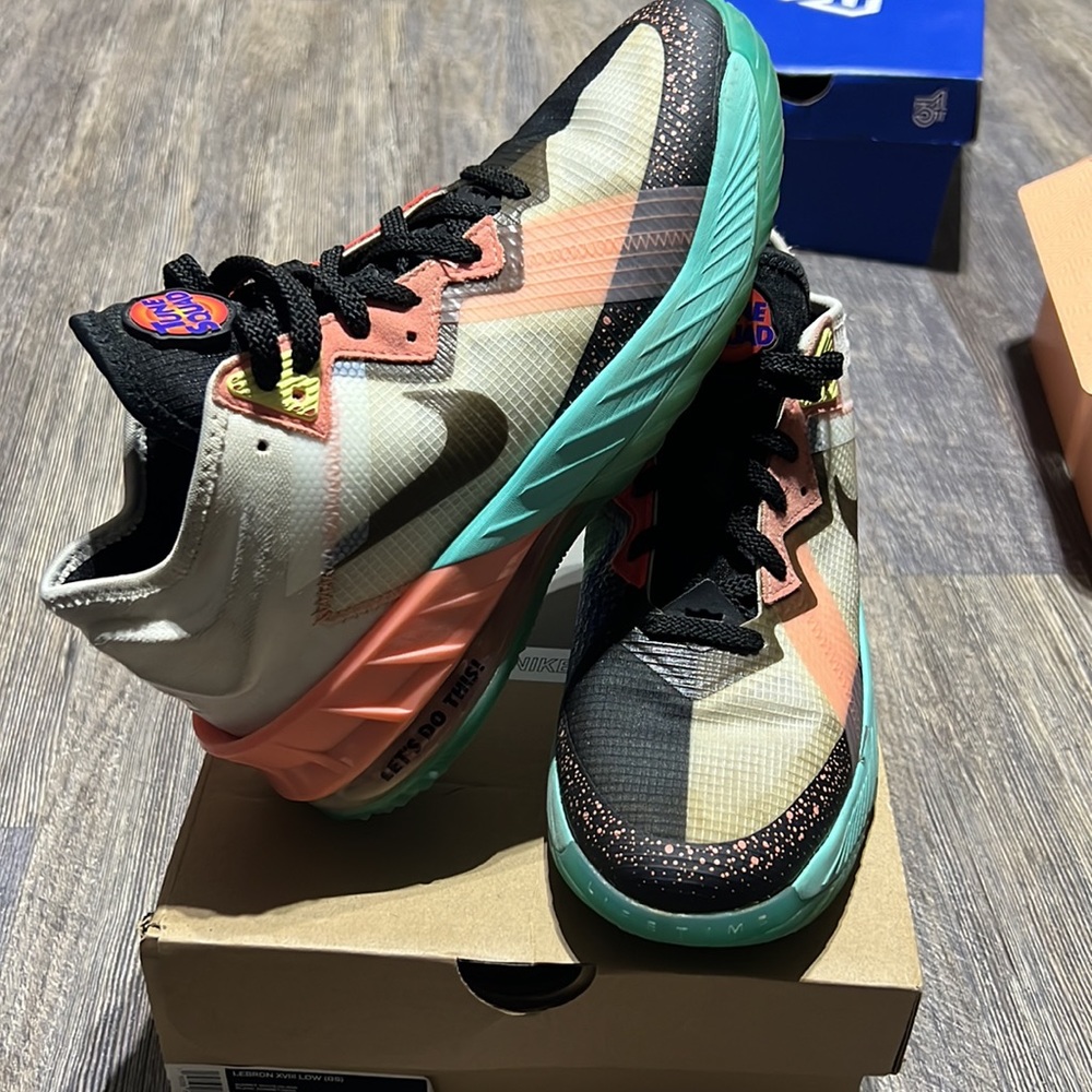 Nike - Picture 3 of 10